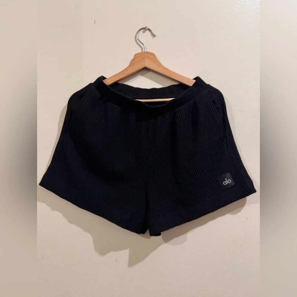 ALO Yoga Women's Black Ribbed Athletic Shorts